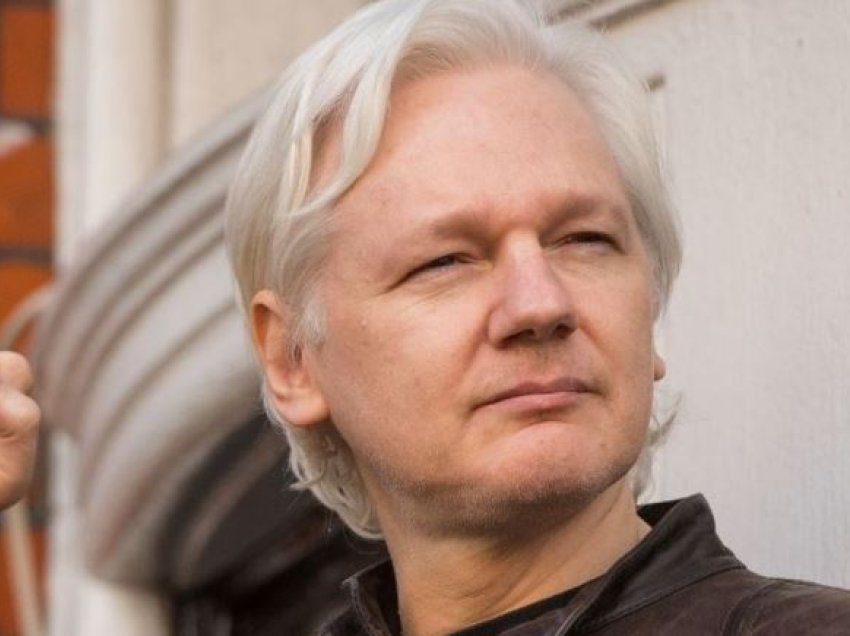 Lirohet Julian Assange, kthehet në Australi pas një beteje ligjore 12-vjeçare