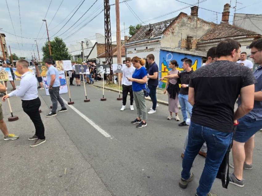 Huliganët serbë e bllokojnë hyrjen në festivalin Mirëdita – Dobardan, njoftohet edhe për bombë