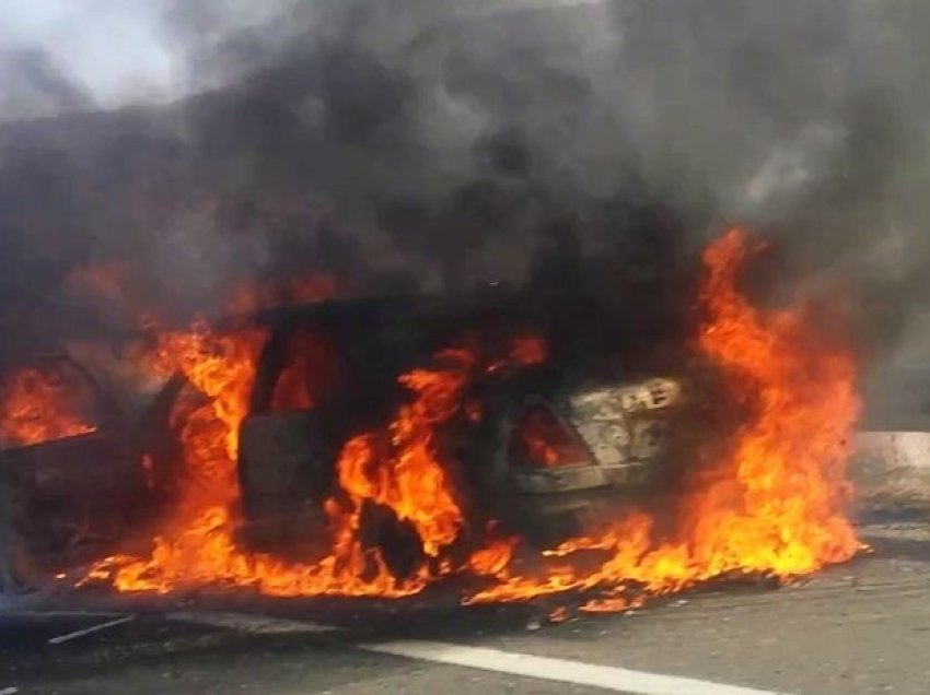 Makina përfshihet nga flakët në Vlorë, dyshohet zjarrvënie e qëllimshme