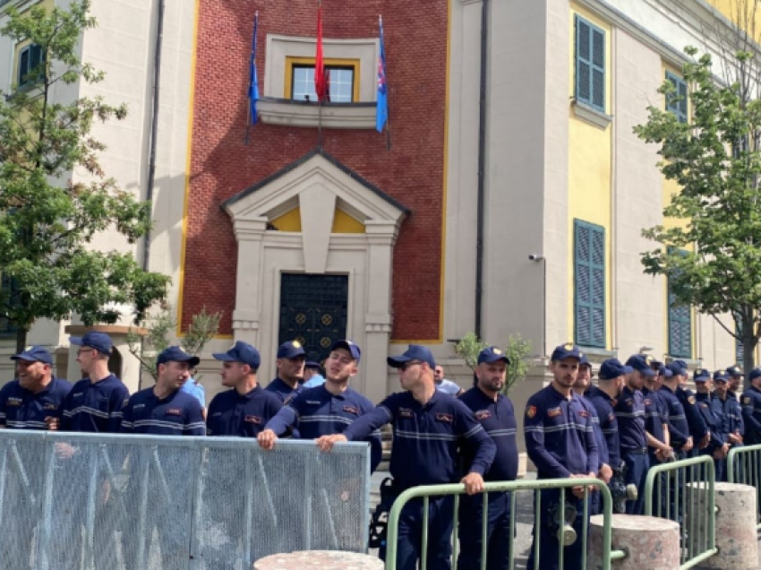 Protesta para Bashkisë së Tiranës/ Bllokohet qarkullimi në bulevardin kryesor, policia njofton masat gjatë të premtes