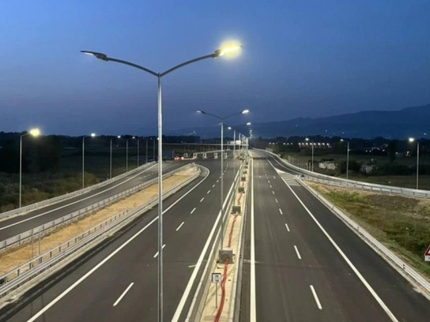 ​Rama poston fotografi nga një autostradë tjetër në Shqipëri