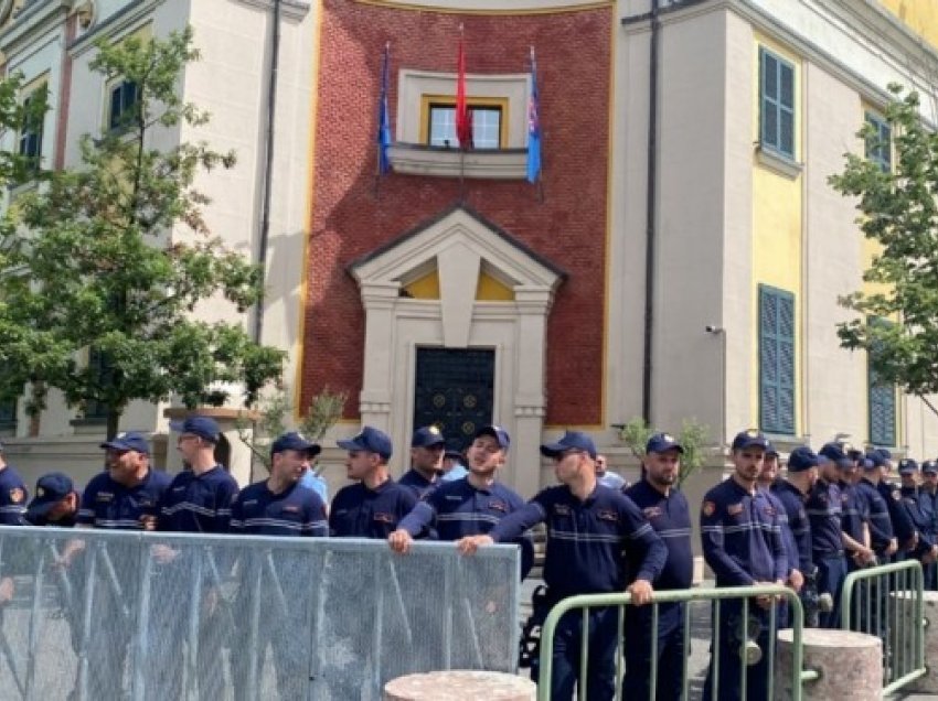 ​Protesta e thirrur para bashkisë në Tiranë, policia njofton për rrugët që do të bllokohen