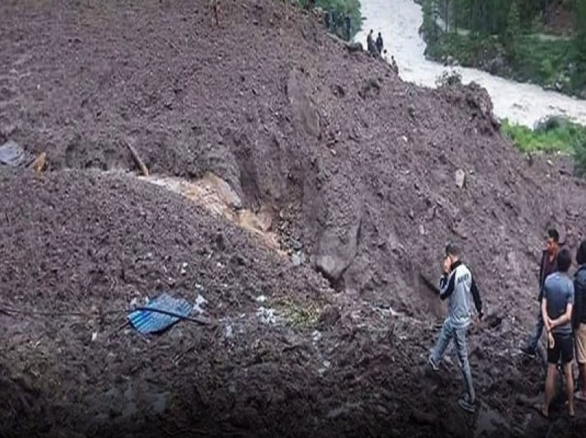 ​Rrëshqitjet e dheut shkaktojnë vdekjen e një familjeje të tërë në Nepal