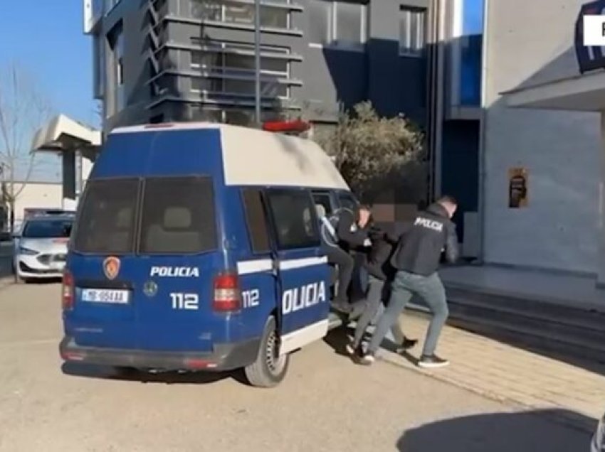 Dëmton makinën e policisë dhe kanos me fjalë oficerin/ Efektivët i kontrollojnë mjetin dhe i gjejnë drogë, arrestohet 29-vjeçari