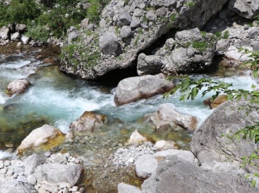 U fut në lumin Cen për t’u larë, humb jetën 22 vjeçari në fshatin Niçk, dyshohet se pësoi arrest kardiak