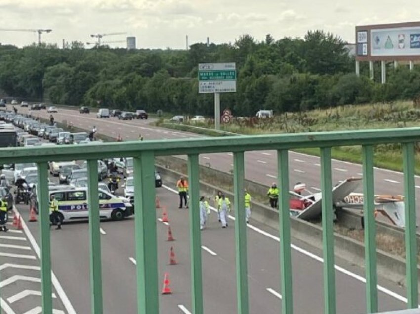 Tre të vdekur pas rrëzimit të një aeroplani të vogël në një autostradë në Francë