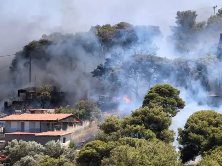 Vapa përvëluese në Greqi, nisin zjarret në Athinë, situata pritet të përkeqësohet