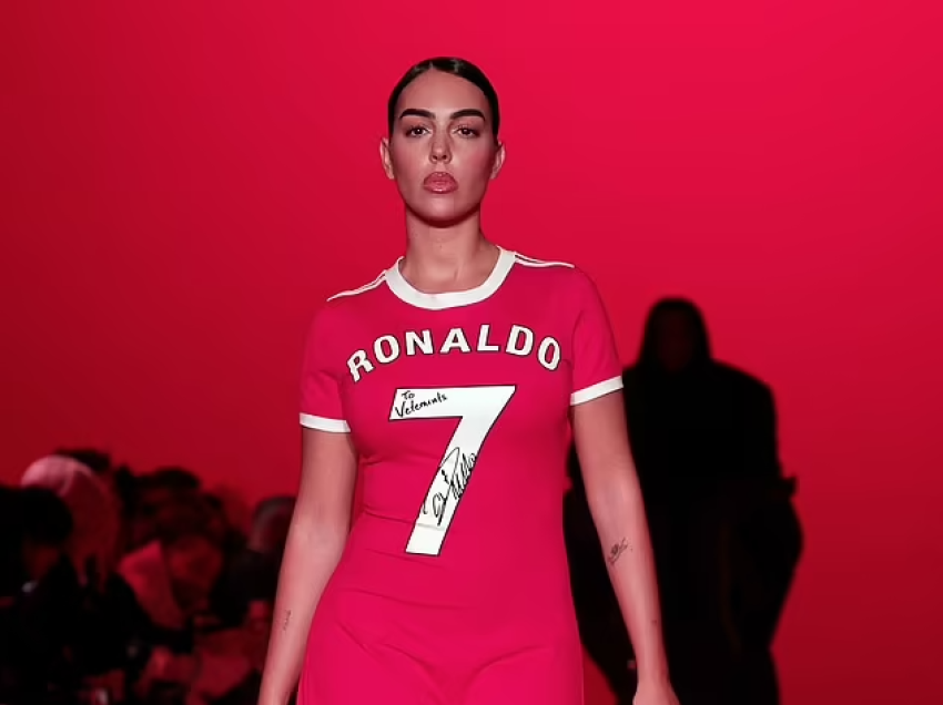 Georgina Rodriguez shfaqet me fanellën e famshme të të dashurit Cristiano Ronaldo, në shfaqjen e Javës së Modës në Paris