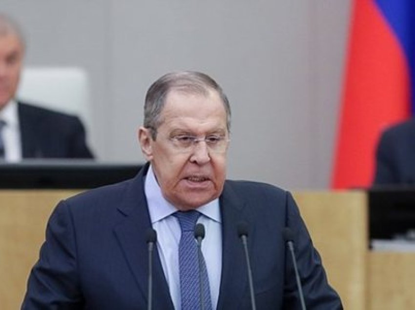 Lavrov qesh me pyetjen mbi komentet e Macron për vendosjen e trupave në Ukrainë