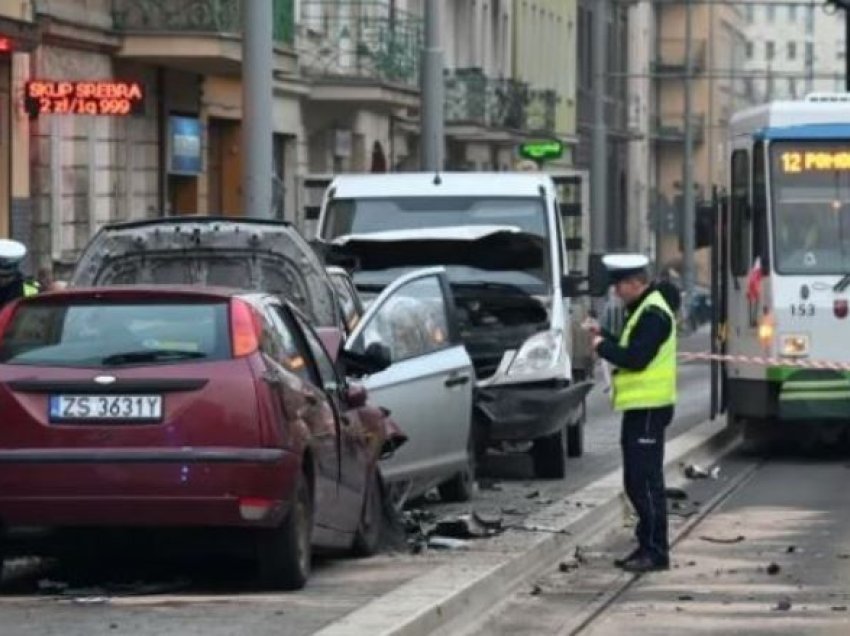 Poloni/ Makina hyn në mes të turmës, plagosen 19 persona