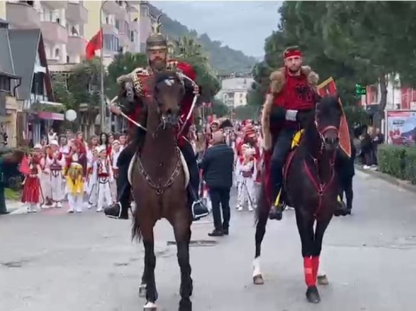 Lezha kremton 580 vjetorin e Besëlidhjes, dhjetëra qytetarë mblidhen në përkujtim të ditës historike