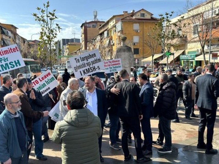 “Të largohen gylenistët”/ Zgjedhjet për kreun e KMSH, protestë para qendrës së votimit 