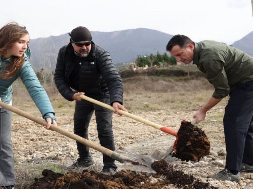 Alket Islami dhe vajza e tij i bashkohen nismës për mbjelljen e pemëve, Veliaj: Farka, një zonë në zhvillim, do ndërtojmë 6 shkolla të reja