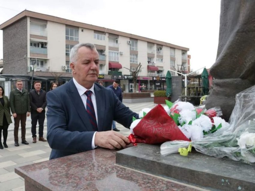 Ahmeti me bashkëpunëtorë vendosin buqeta lulesh pranë shtatores së Adem Jasharit në Lipjan