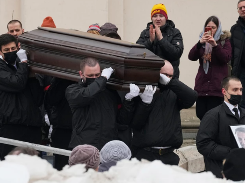 Aktivistët rusë denoncojnë arrestimet pas funeralit të Navalny