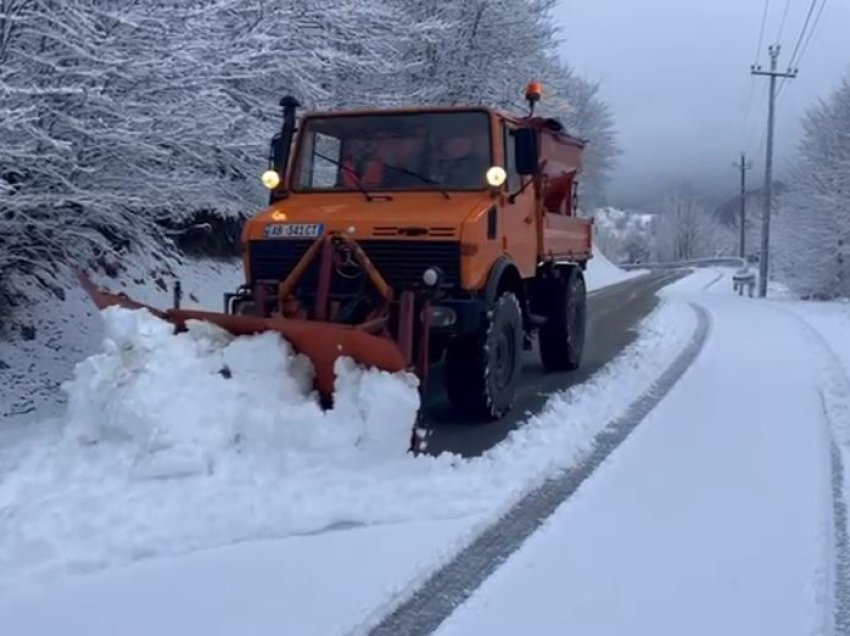 Korça ‘mbulohet’ nga dëbora, trashësia arrin në 10 cm