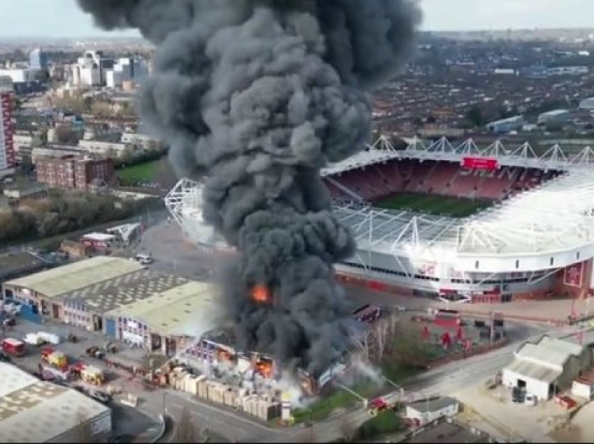 Pak orë para duelit, zjarr masiv pranë stadiumit ikonik anglez. Shtyhet ndeshja