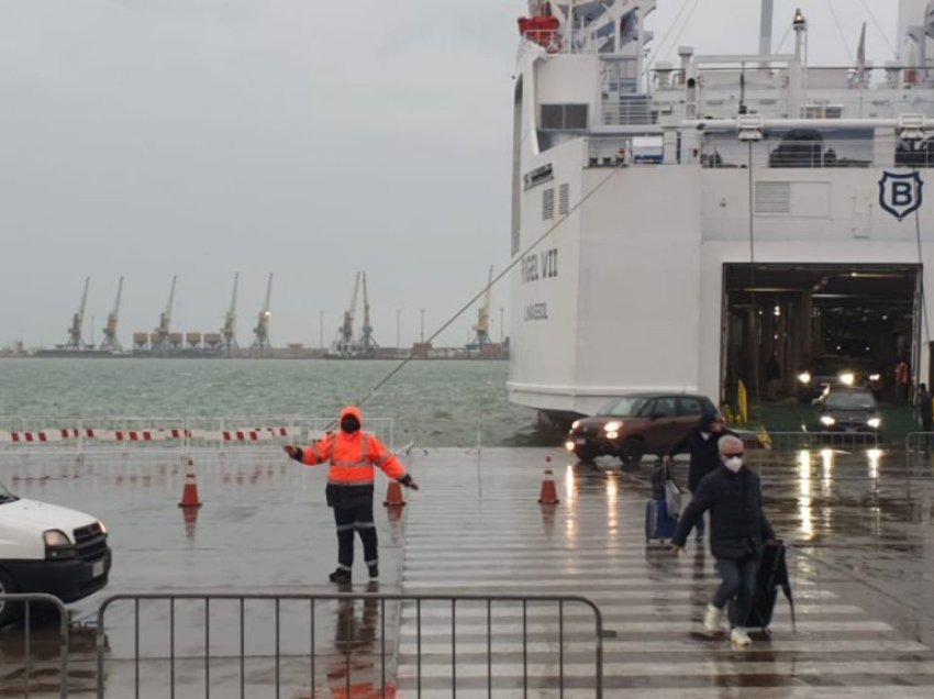 Përkeqësohen kushtet hidrometeorologjike, pezullohen lundrimet në disa linja anijesh të dielën