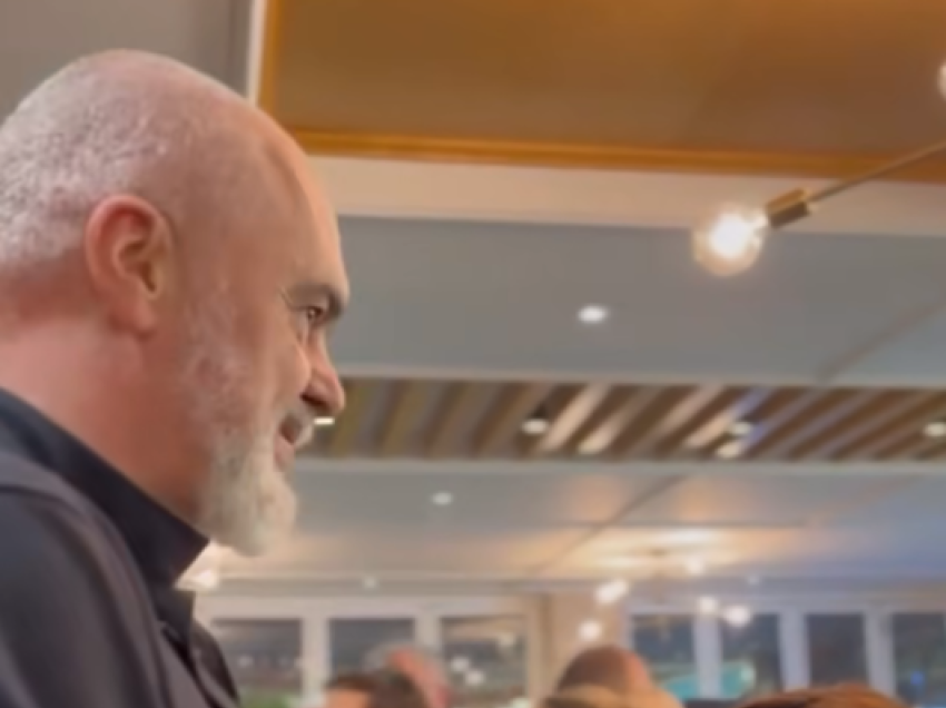 Edi Rama shpërndan lule për gratë nën tingujt e këngës së Yll Limanit 