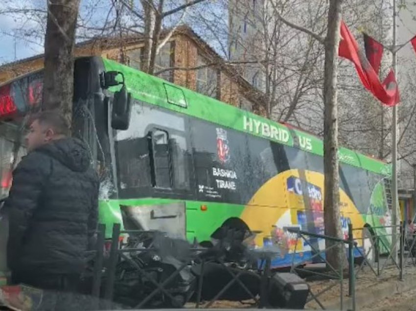 Shoferit i bie të fikët në timon, autobusi në Tiranë përplaset me pemën