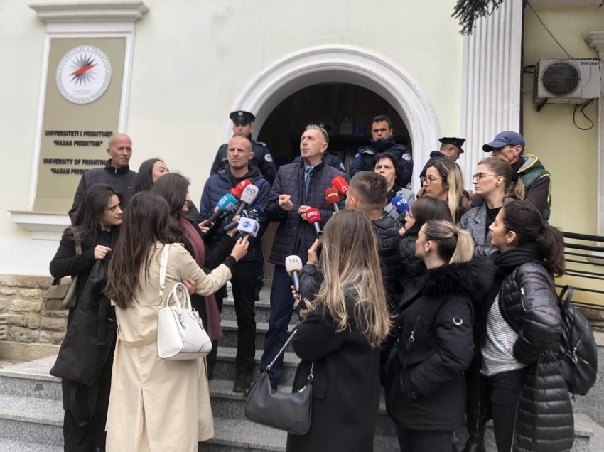 Punëtorët teknikë dhe ata të sigurimit fizikë të UP-së me protestë kërkojnë rritjen e pagave