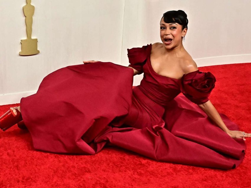 Aktorja Liza Koshy rrëzohet në tapetin e kuq të “Oscars 2024”