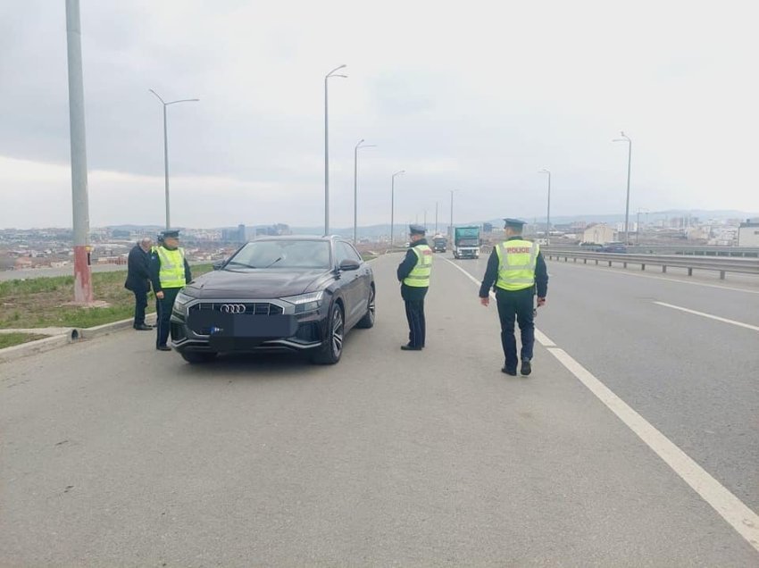 Policia u shpërndan shoferëve aromatizues me mesazhe sensibilizuese për përdorimin e rripit të sigurisë