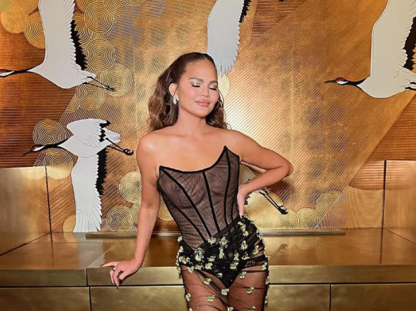 Chrissy Teigen zbulon se bëri tri ndërhyrje kirurgjike në gjoks