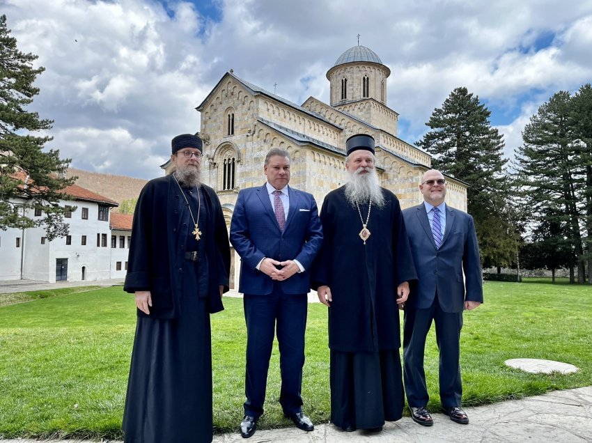 Manastiri i Deçanit reagon pas vizitës së Gabriel Escobarit