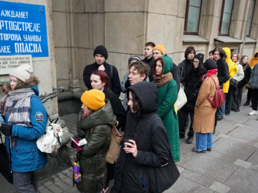 Rusi, mijëra vetë në protestën “Mesdita kundër Putinit”