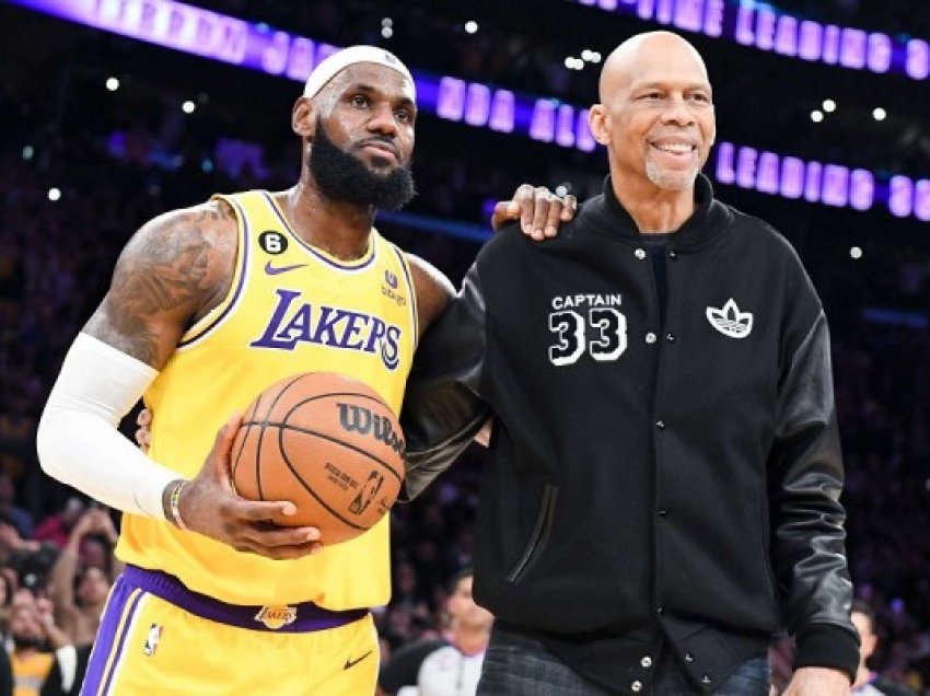 ​Kareem Abdul-Jabbar shiti katër unazat e tij të kampionit dhe tre trofetë MVP për 2.8 milionë dollarë