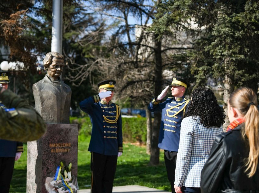 Osmani bën homazhe te busti i Albrightit: Do ta kujtojmë gjithmonë kontributin për lirinë e demokracinë tonë