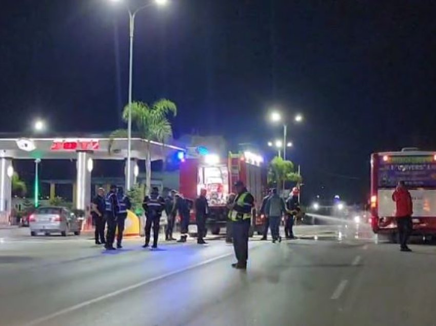 Ndodh në Fier, autobusi me pasagjerë rrezikoi të digjej, shoferi kuptoi gjithçka! Zjarrfikësit shuajnë flakët