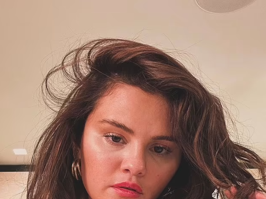 Selena Gomez pozon e veshur vetëm në sytjena, por fshin fotografitë brenda pak minutash