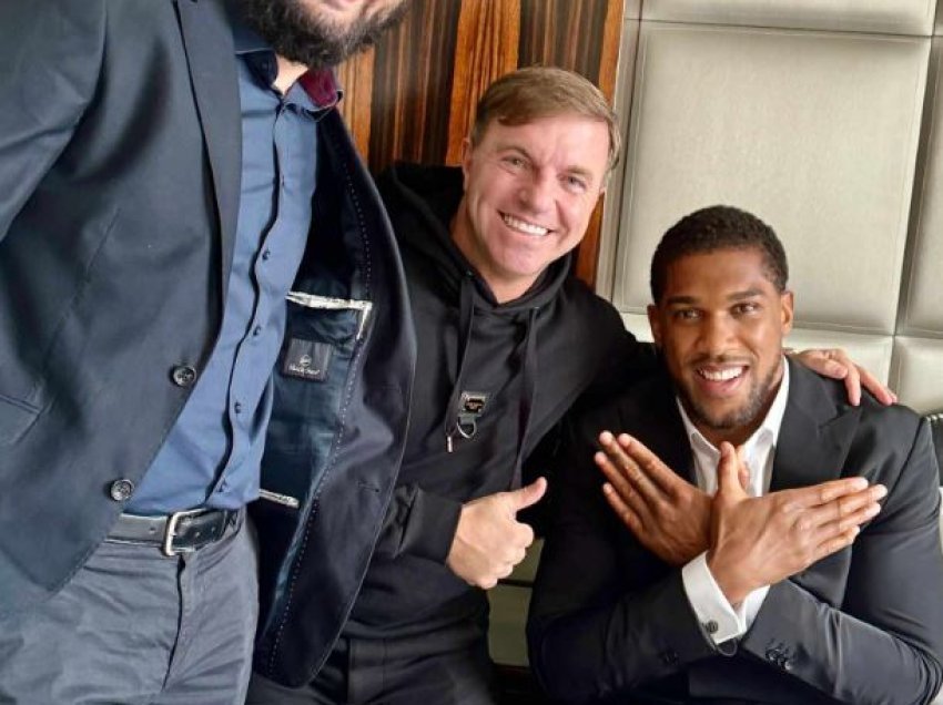 Boksieri i famshëm Antony Joshua bën shqiponjën, shqiptari i njohur ja mëson