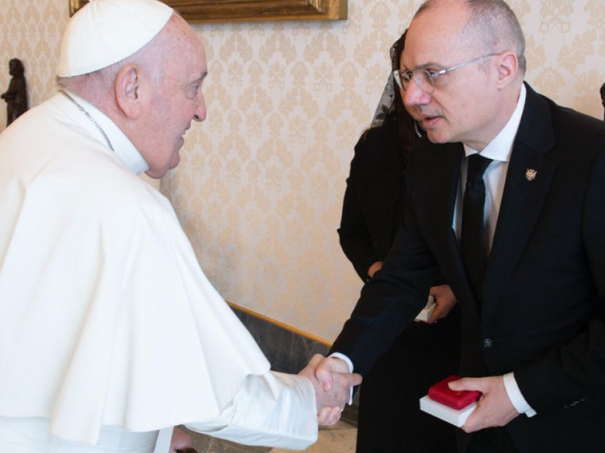 Hasani takohet me Papa Françeskun në Vatikan: Vlerësimi për vëllazërinë fetare në Shqipëri, frymëzim dhe dritë udhërrëfyese