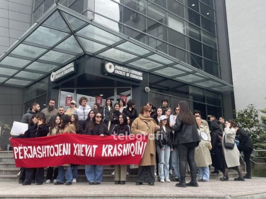 Protestë para Fakultetit të Edukimit, 27 studente e akuzojnë profesorin për ngacmim seksual