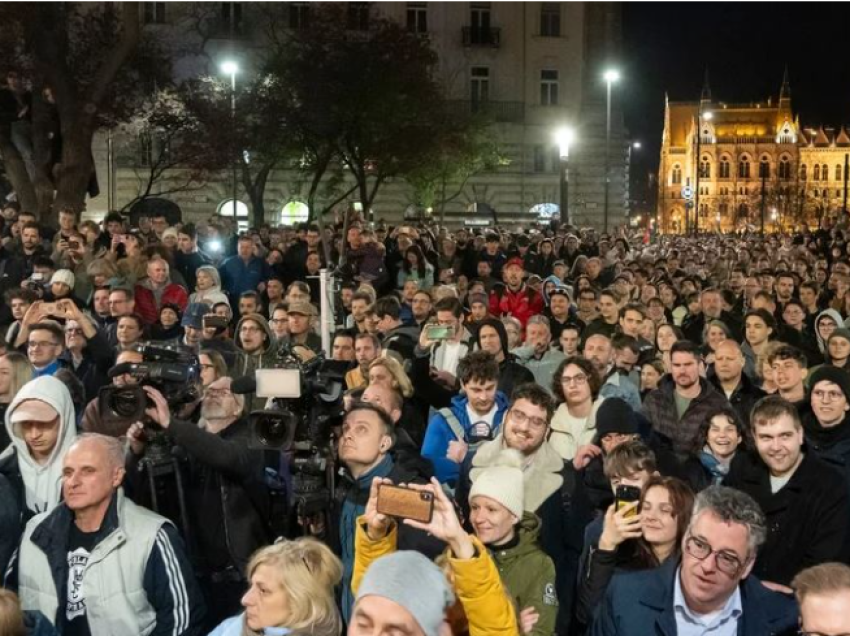 Mijëra qytetarë protestojnë kundër kryeministrit Orban