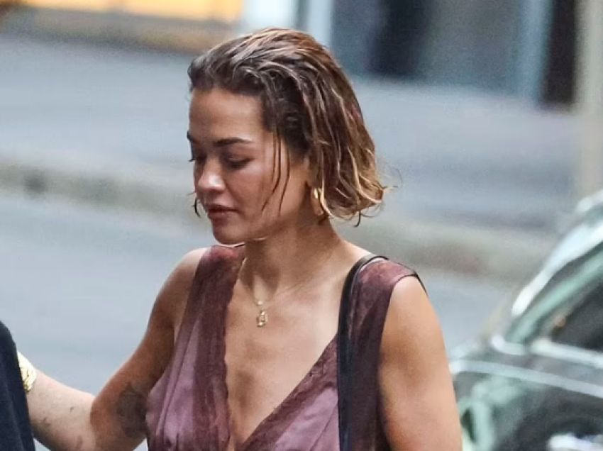 Rita Ora duket elegante me një fustan sateni,