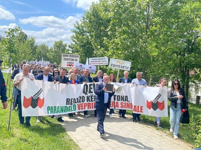 Nis protesta e SBAShK-ut, me pankarta në duar adresojnë kërkesat ndaj qeverisë