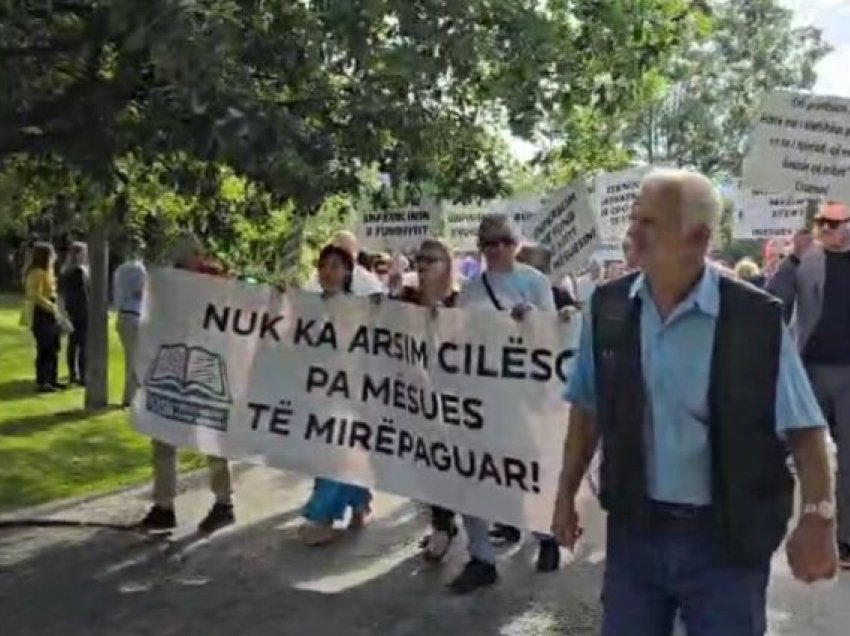 Sot 1 Maji/ Mësuesit protestë, marshim drejt Ministrisë së Arsimit