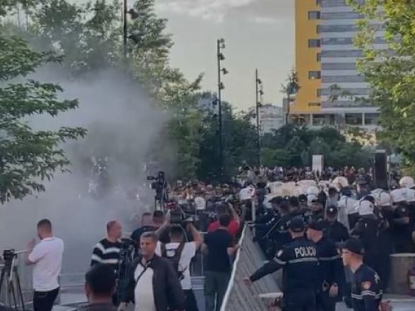 Protesta para Bashkisë së Tiranë, tre të proceduar dhe tre të tjerë në kërkim