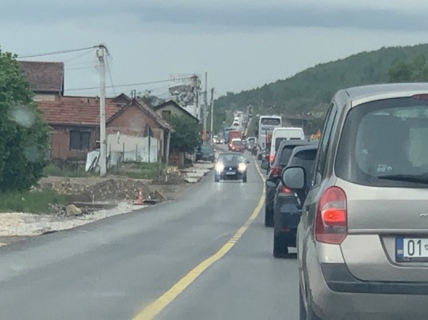 ​Kolona të gjata për shkak të punimeve në rrugën Prishtinë-Podujevë