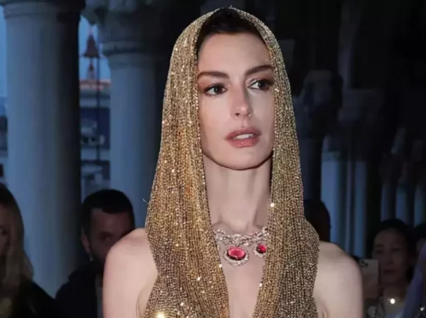 Anne Hathaway skuqet nga turpi tek Jimmy Fallon, çfarë e sikletosi aktoren?