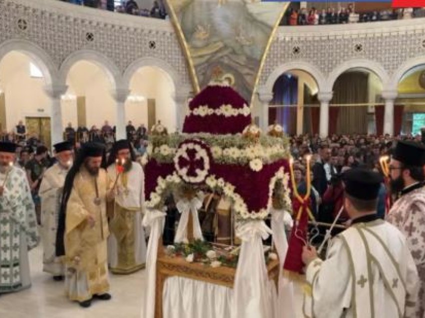 E premtja e zezë/ Besimtarët ortodoksë mbajnë shërbesën për Epitafin, të dielën festohet Pashka