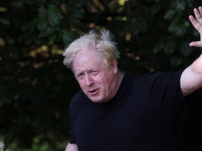 ​Boris Johnson lavdëron stafin e qendrës së votimit që refuzoi ta linte të votonte pa letërnjoftim