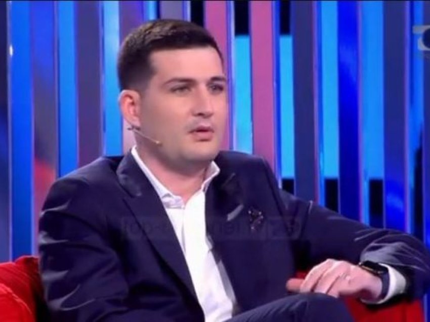 Arbër Hajdari publikon foton me të bijën në plazh: Me babin, për herë të parë në det