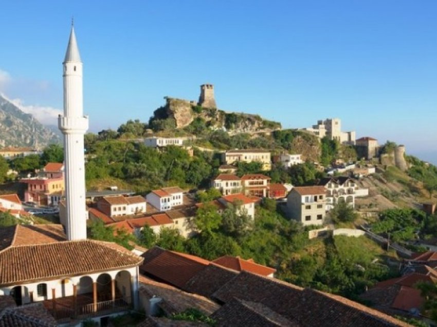 Kruja mbipopullohet nga turistët në fundjavë