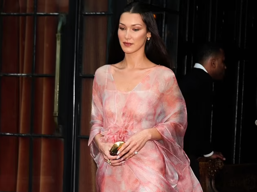 Bella Hadid shkëlqen me një fustan rozë, me një dekolte të zhytur