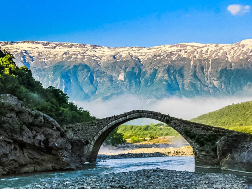 Përmet/ Po eksploronte zonat turistike, dëmtohet turistja gjermane